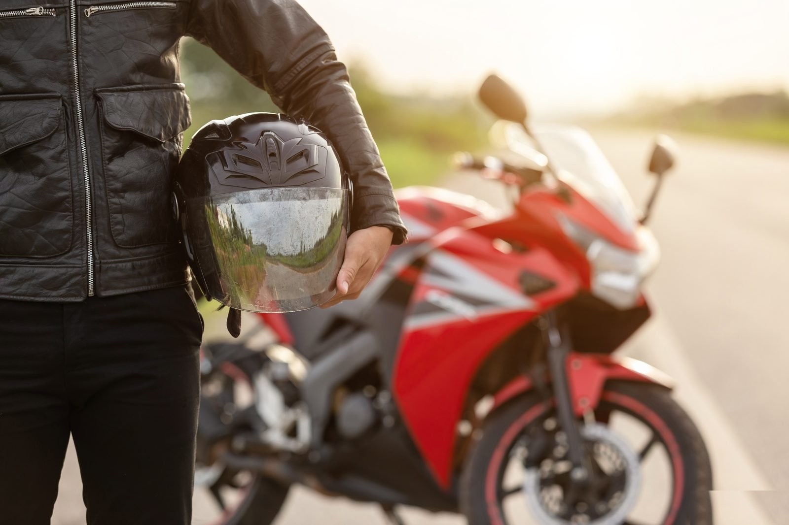 Motard avec moto sportive