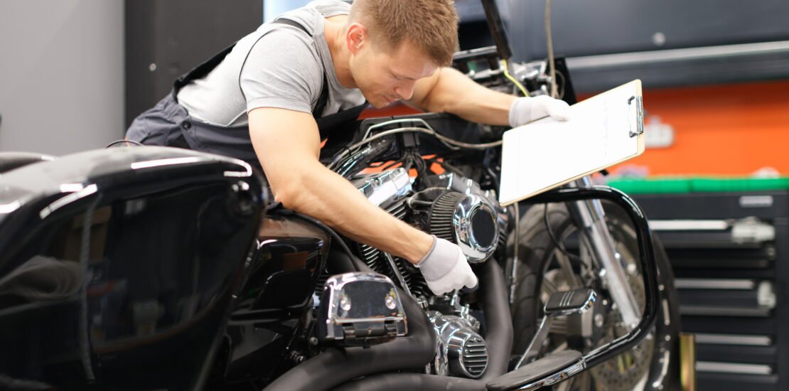 Prix contrôle technique moto 2026 - mécanicien inspectant une moto
