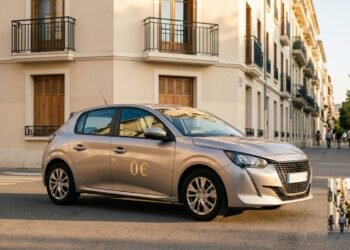 Assurance auto sans franchise : voiture compacte avec sticker 0 euro de franchise dans une rue parisienne