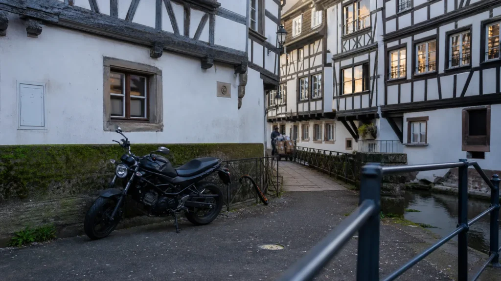 Illustration assurance moto à Strasbourg