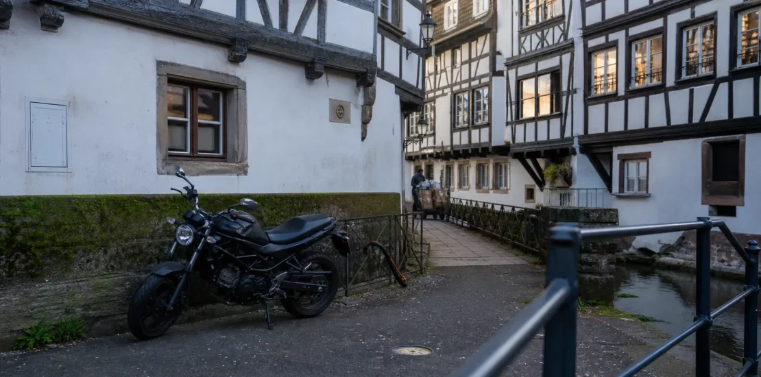 Illustration assurance moto à Strasbourg