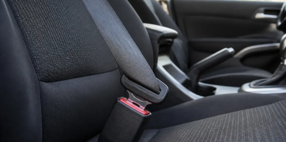 Ceinture de sécurité bouclée dans l’habitacle d’une voiture