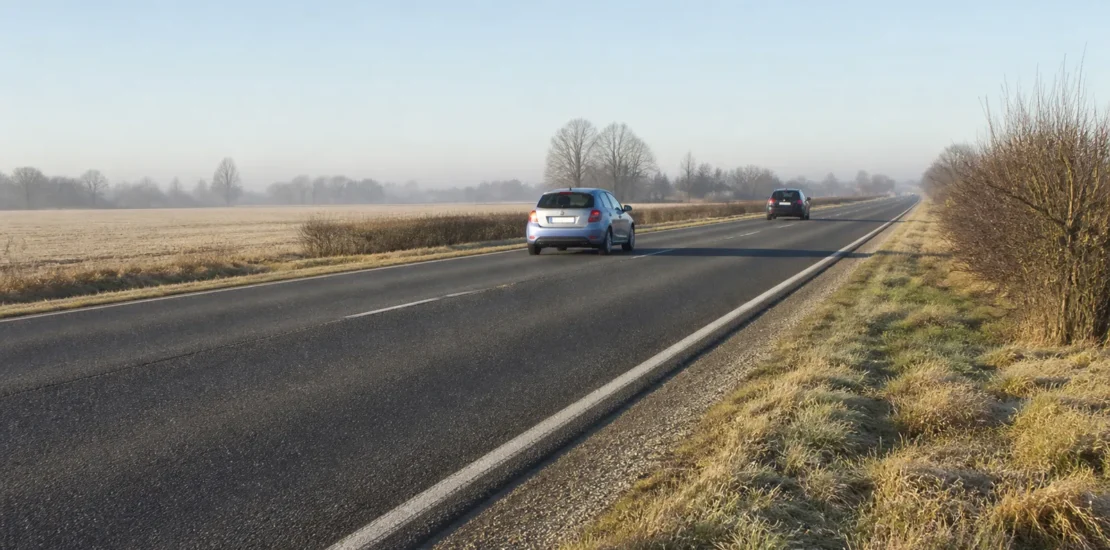 Deux véhicules circulant à bonne distance de sécurité sur une route droite