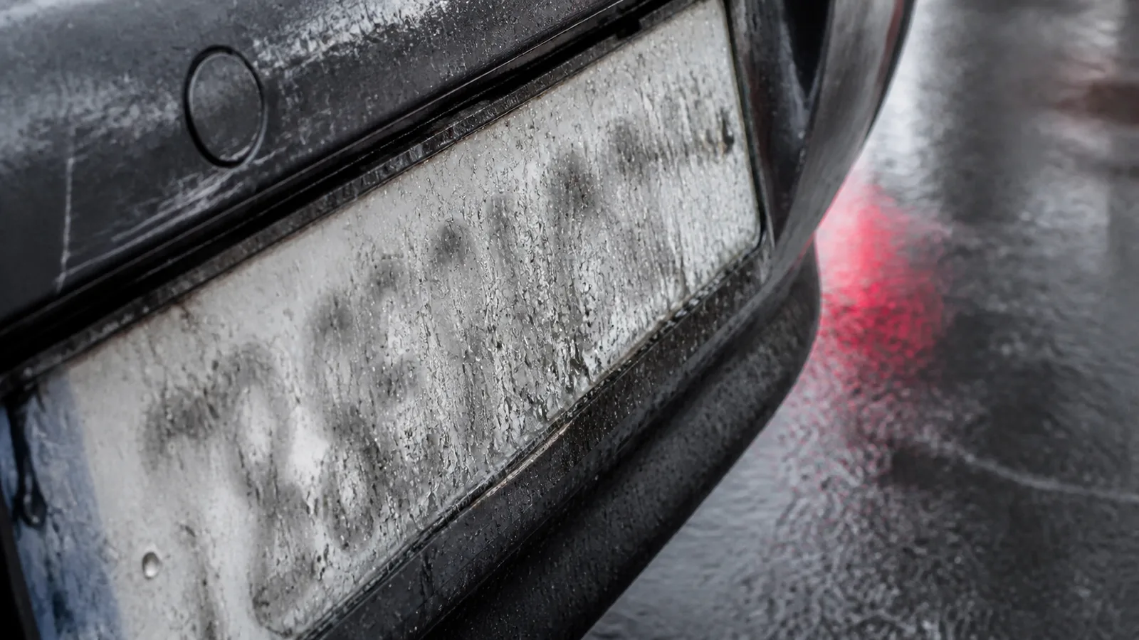 Plaque d’immatriculation sous la pluie